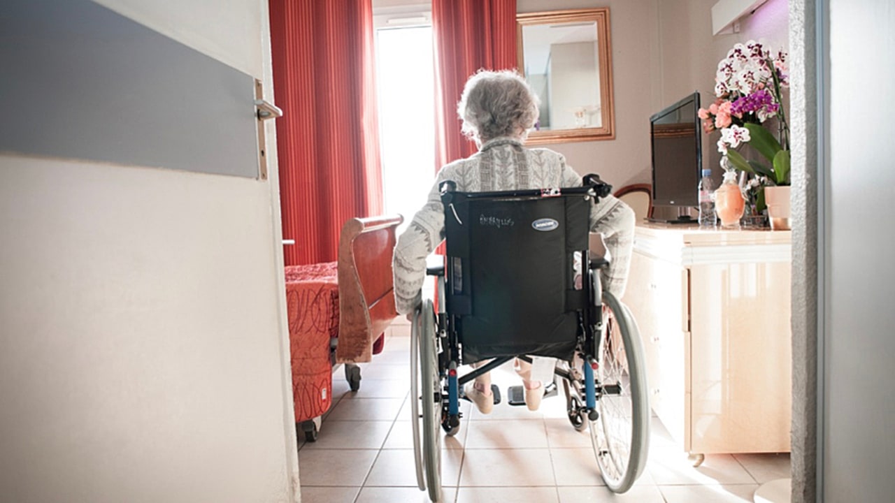 Actualiser le règlement de fonctionnement, rendre compte à l'ARS et conserver les preuves des consignes administratives permet aux ESMS de se prémunir contre d'éventuels recours. (Albane Noor/BSIP)