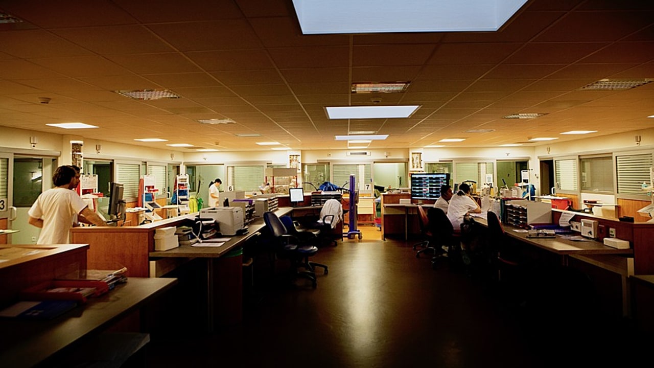 Pour les soignants de nuit, le constat qui remonte est celui d'une "inadéquation" des dispositifs de soutien avec les contraintes de ces horaires : impossibilité de quitter son poste la nuit, même pour quelques minutes, horaires inadaptés... (Amélie-Benoist/BSIP)