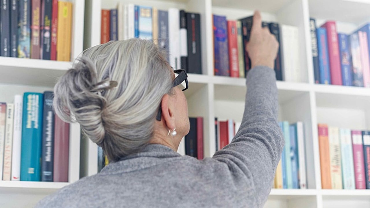 Les Plumes grisées veulent faire connaître la créativité littéraire qui émane des Ehpad (Cultura/Image source/BSIP)