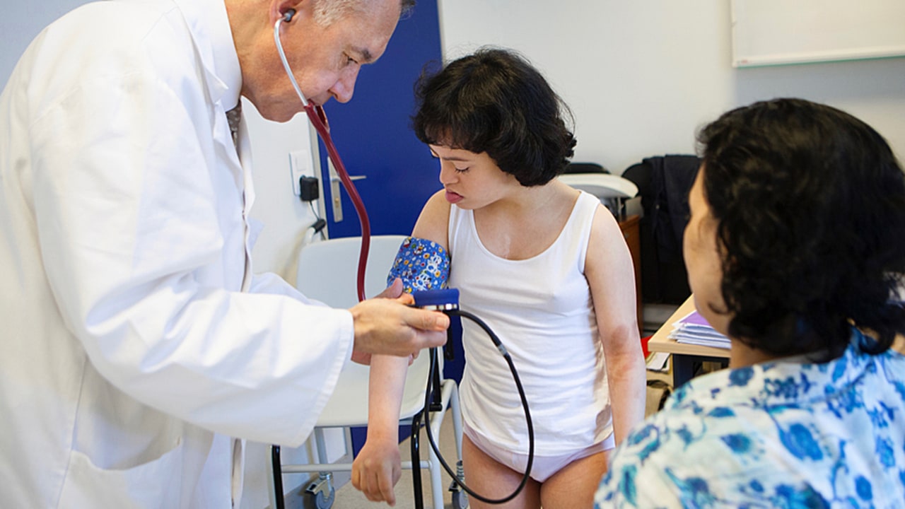 Avec ce nouveau modèle, les établissements médico-sociaux devront recentrer leur action autour de la prévention et des soins en lien avec la ville. Aux équipes de mettre en place "une organisation interne spécifique" et de "développer des coopérations renforcées". (Amélie-Benoist/BSIP)