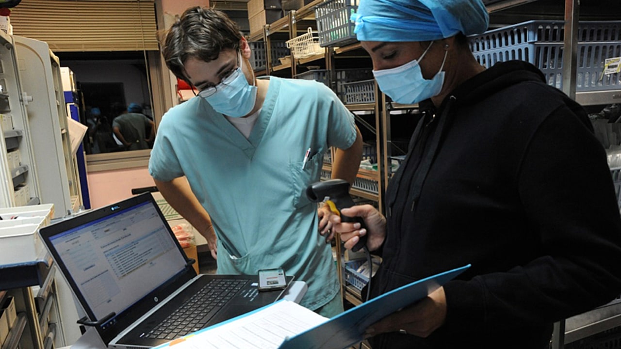 Plusieurs membres du HCPP saluent des avancées pour les aides-soignants, mais déplorent tout de même l'absence de rôle propre pour la profession. (Pascal Bachelet/BSIP)