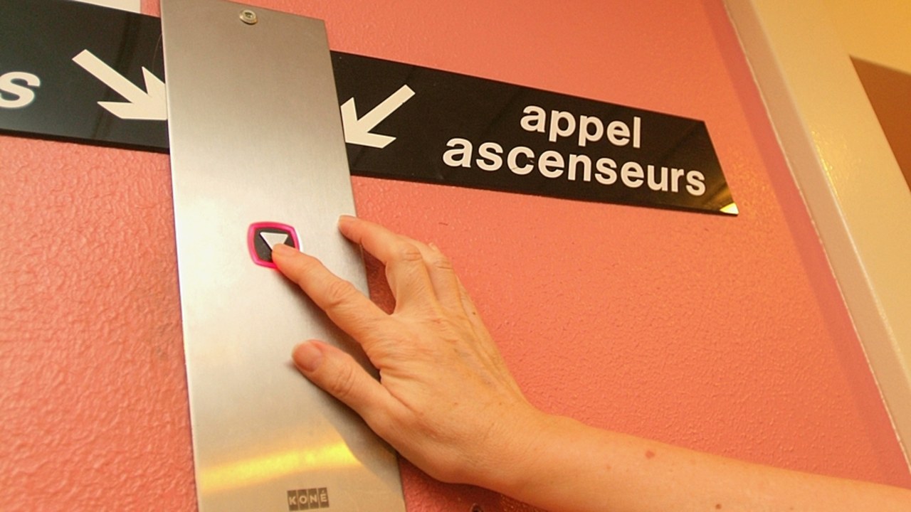Les surfaces de l'ascenseur peuvent représenter un risque de contamination. (OTO/CHU Bordeaux/BSIP)