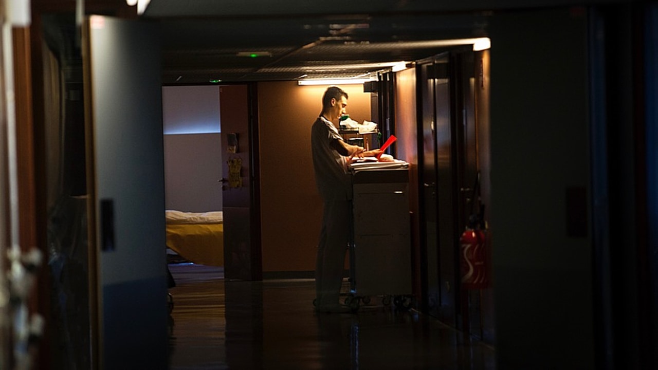 Une sorte d'"oreille augmentée" des soignants. Le dispositif d'aide résident intelligent (Ari) entend entre autres remédier à la problématique des "alertes borgnes" la nuit et jouer "les pacificateurs de l'ambiance nocturne" en Ehpad. (Amélie-Benoist/BSIP)