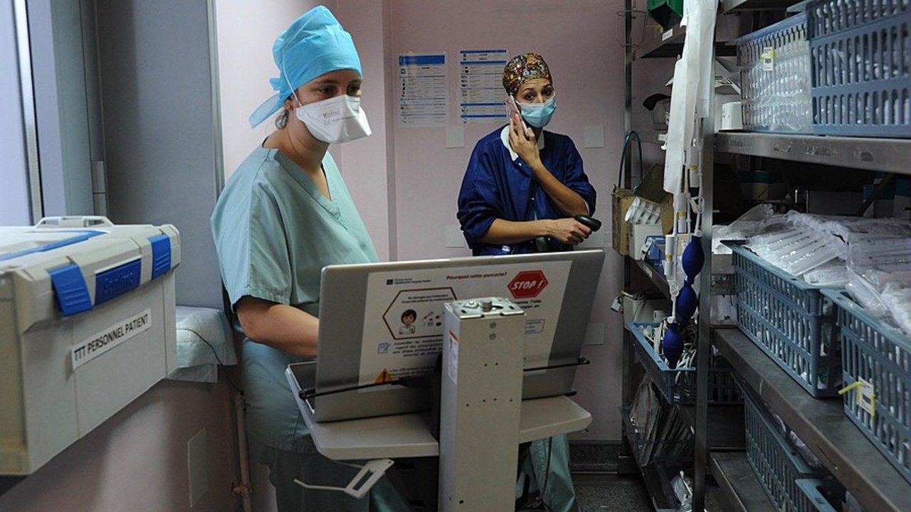 Dans un contexte de pénurie et de tensions d'approvisionnement, les équipes pharmaceutiques sont venues en soutien des services de soins critiques pour la gestion des stocks. (Pascal Bachelet/BSIP)