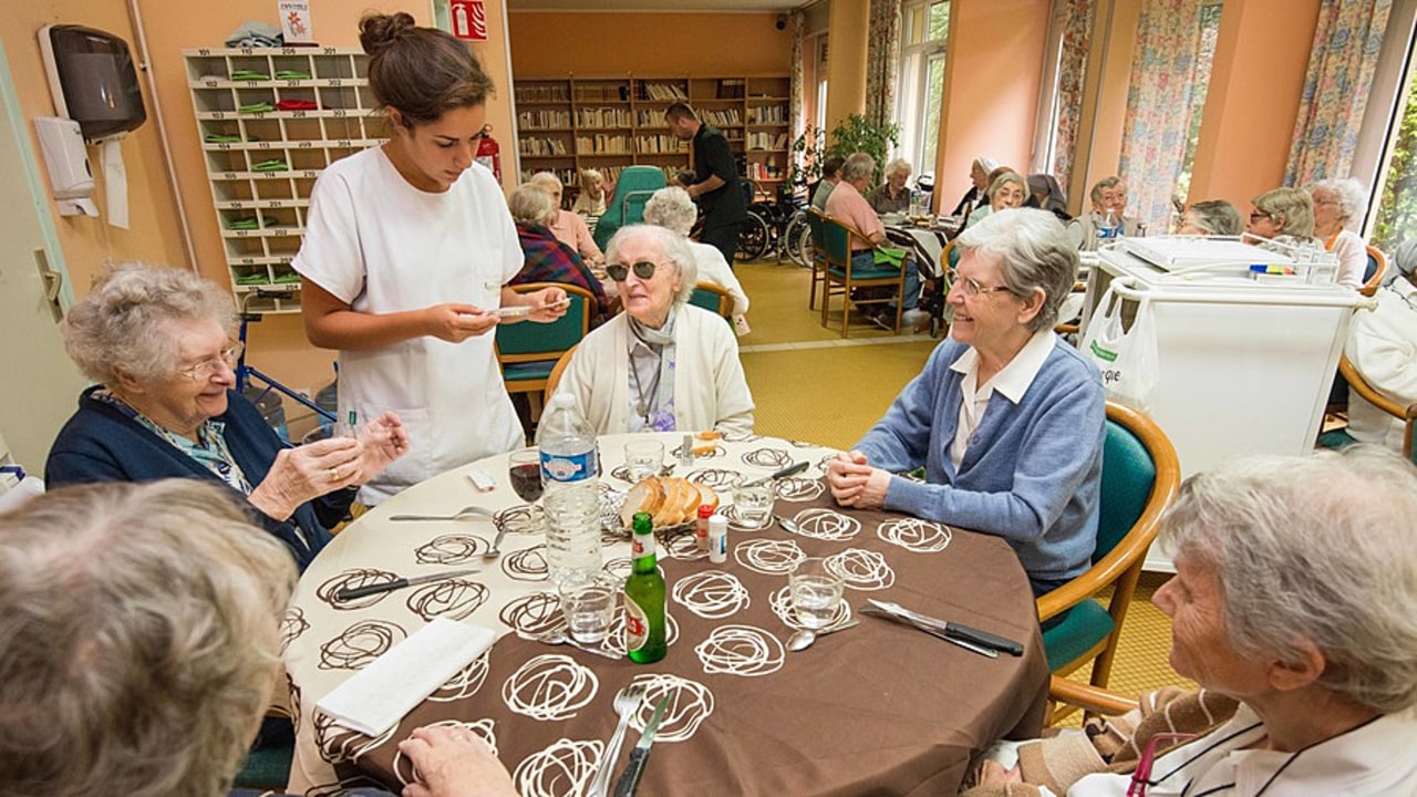 Le nouveau protocole érigera en principe la fin des restrictions dans les Ehpad, USLD, résidences autonomie et résidences services. (Astier/BSIP)