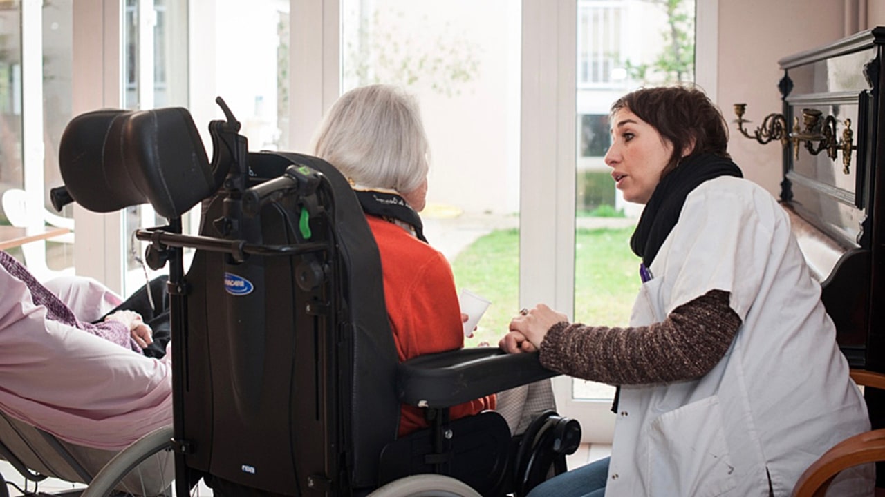 Le nouveau protocole réaffirme le plein respect des droits et libertés des personnes âgées accompagnées et la possibilité pour les résidents de voir leurs proches. (Albane Noor/BSIP)