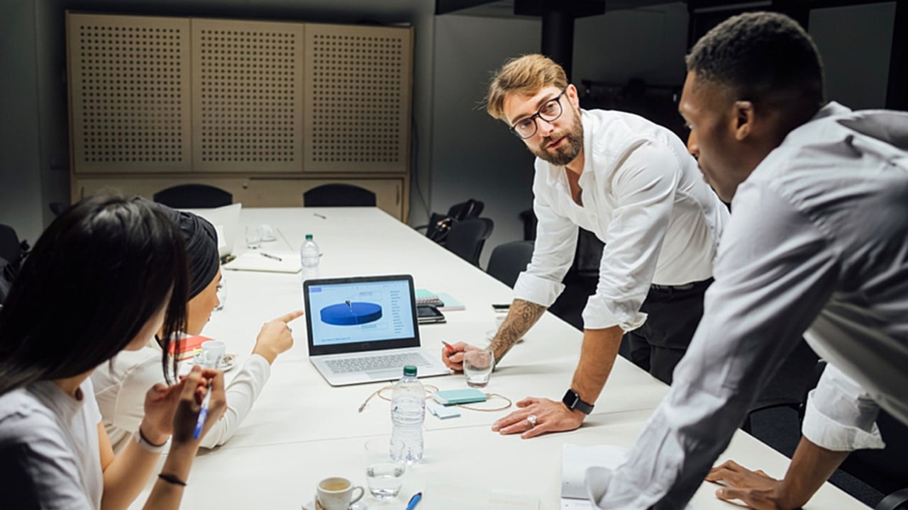 Une équipe projet doit être constituée pour la réalisation du bilan de gaz à effet de serre, avec un pilote interne chargé de la validation des données et du respect des délais. (Cultura/Image source/BSIP)