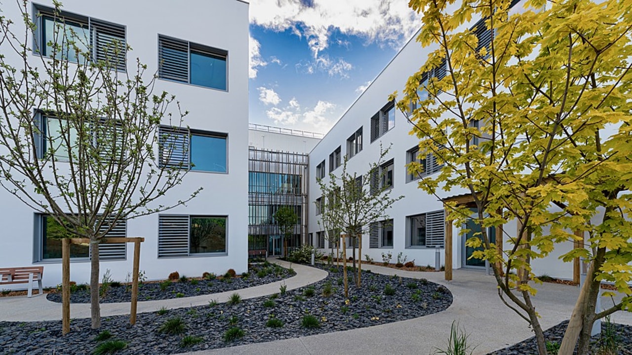 Le nouvel hôpital de Kerdurand à Riantec a nécessité de bâtir quelque 13 000 m2 de surfaces et, en dépit de la crise sanitaire liée au Covid-19, le retard pris sur le chantier n'excède pas six mois et ne présente aucun surcoût. (Philippe Le Pochat/GHBS)