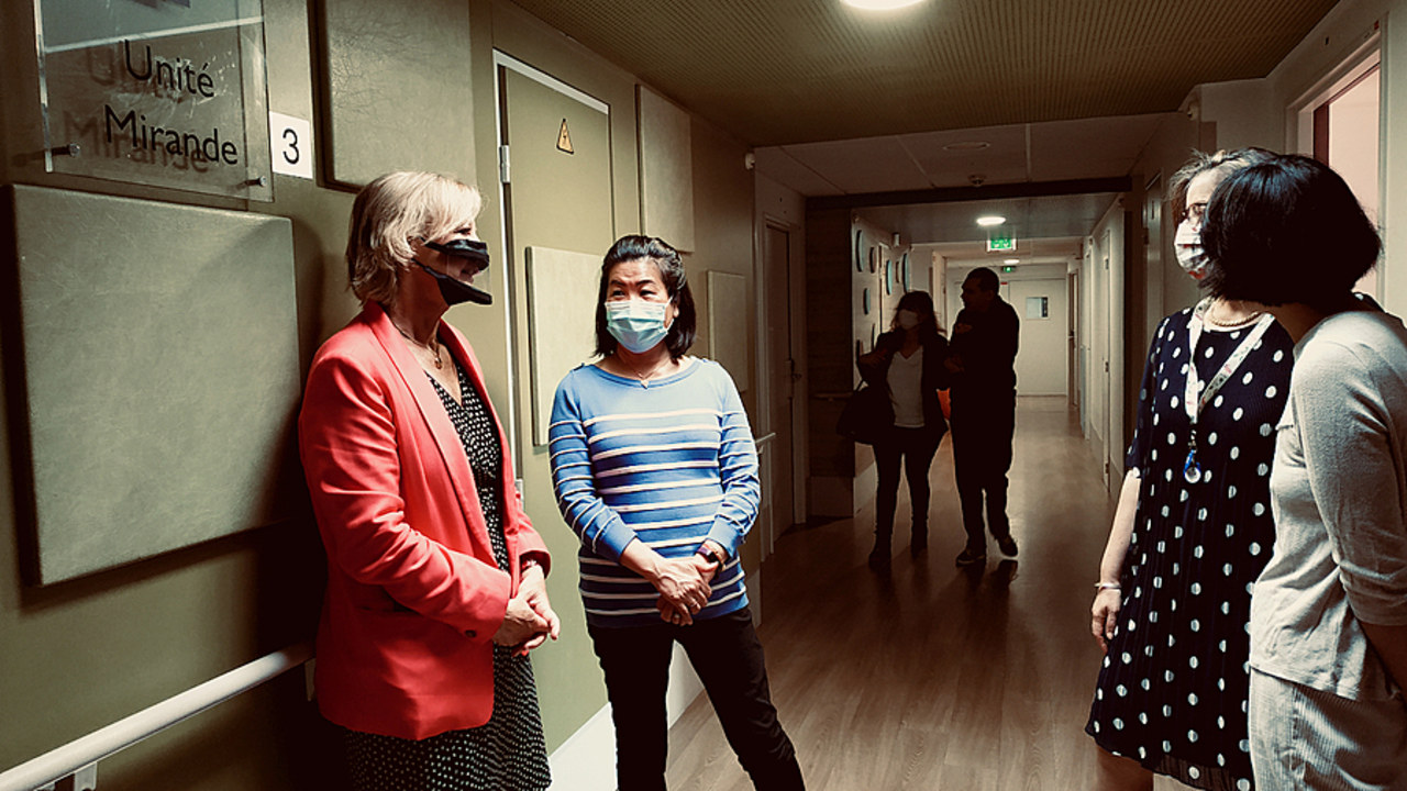 Sophie Cluzel, secrétaire d'État en charge des personnes handicapées, a échangé ce 28 mai avec la famille de Nathalie, rapatriée en France après quatre ans de prise en charge en Belgique. Un défi "républicain". (Agathe Moret/Hospimedia)