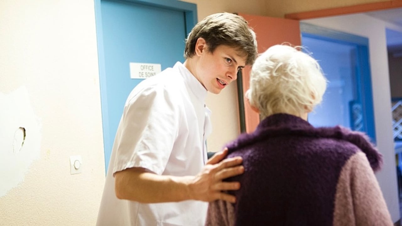 Lors des visites d'établissements de santé mentale et psychiatrie, les observateurs formés pour faire un rapport sur le respect des droits s'entretiennent avec des patients ou résidents mais aussi leurs proches et aidants.  (Amélie Benoist/BSIP)
