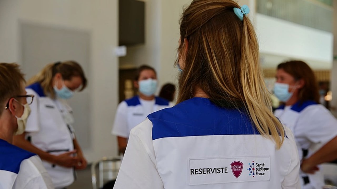 Malgré les critiques, une mobilisation "très significative". À la mi-avril 2020, plus de 1 000 réservistes ont été mobilisés, soit "plus de 8 000 jours/homme et plus de 35 missions" en métropole et outre-mer là où, d'ordinaire, la moyenne tourne plutôt à 25 missions par an. (Réserve sanitaire)