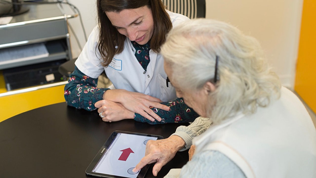 La feuille de route maladies neurodégénératives vise notamment à évaluer les équipes spécialisées Alzheimer et à adapter leur cahier des charges. (A. Noor/BSIP)