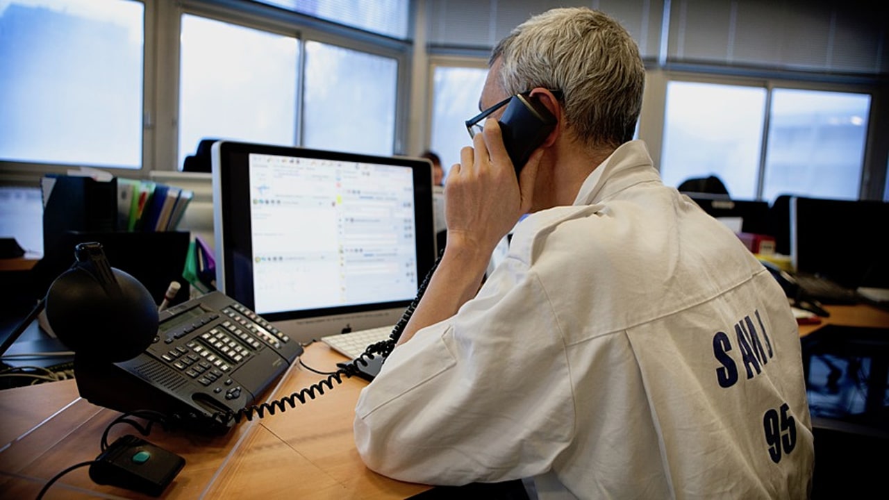 Le blocage technique a affecté le réseau téléphonique d'Orange, vers lequel convergent tous les numéros d'urgence des autres opérateurs. La cause "racine" serait une défaillance logicielle au niveau de plusieurs équipements critiques. Aucun signe de cyberattaque n'a été identifié. (Amélie Benoist/BSIP)