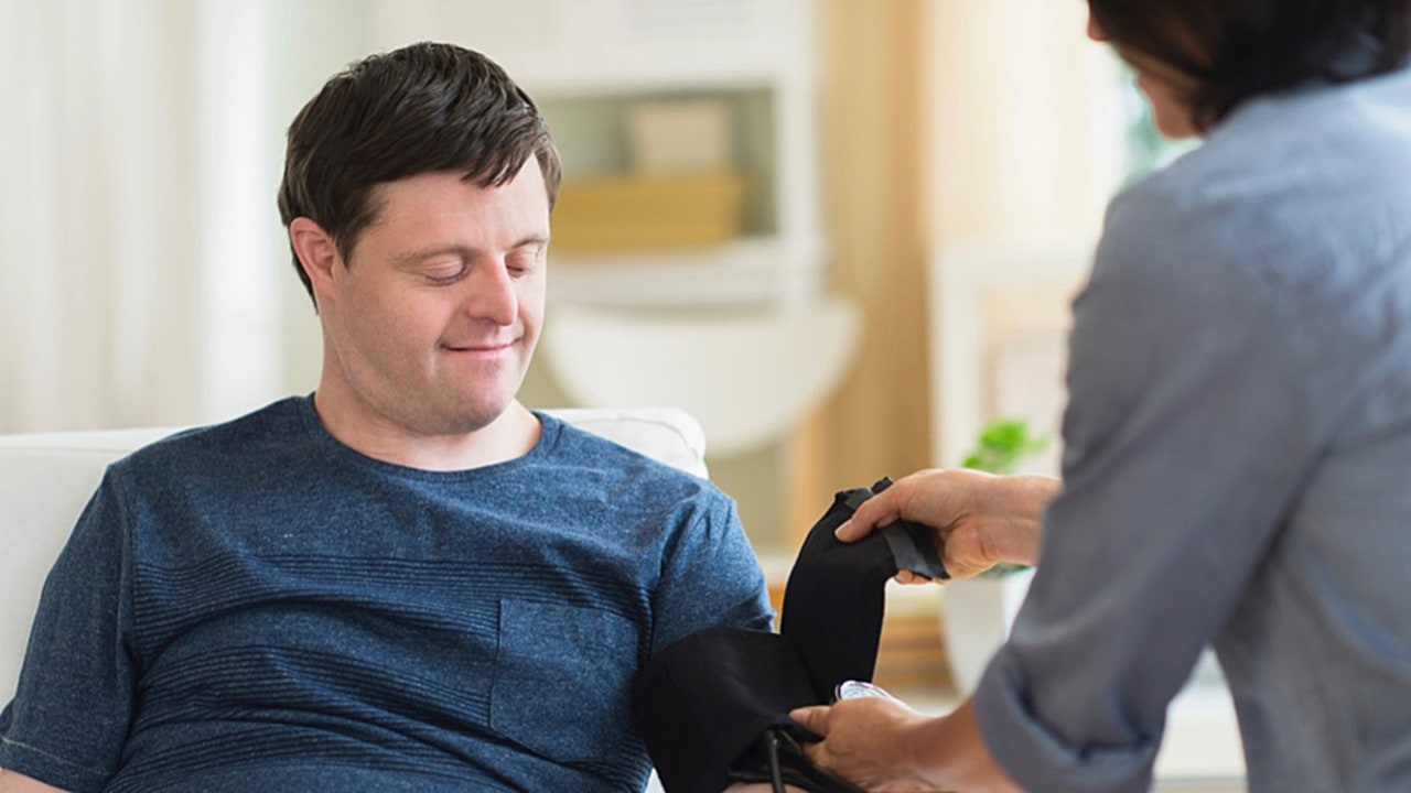 Une meilleure communication entre le soignant et le patient atteint de déficience intellectuelle permet à ce dernier de faire des choix éclairés et de mieux accepter les traitements proposés. (Tetra/BSIP)