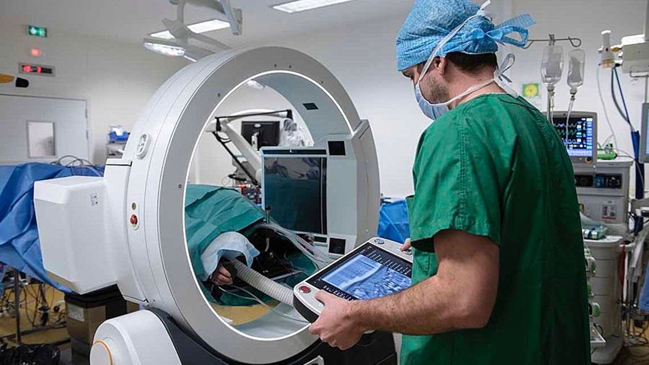 La suite robotisée permet d'améliorer la précision du chirurgien et de sécuriser la prise en charge lors de gestes opératoires à haut risque de séquelles. (C. Jouannet/CHU Angers)