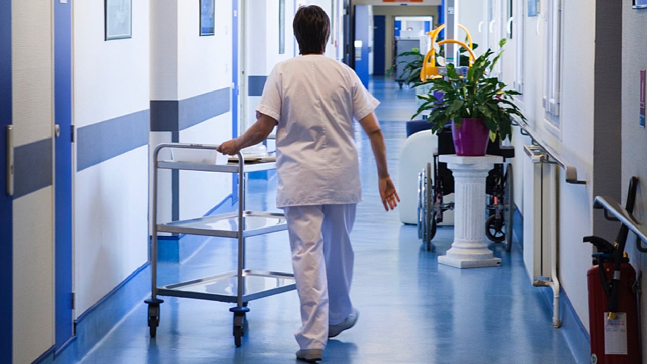 Un projet de décret permet de donner un rôle propre aux aides-soignants sur des actes "courants de la vie quotidienne" à définir. (Amélie Benoist/BSIP)