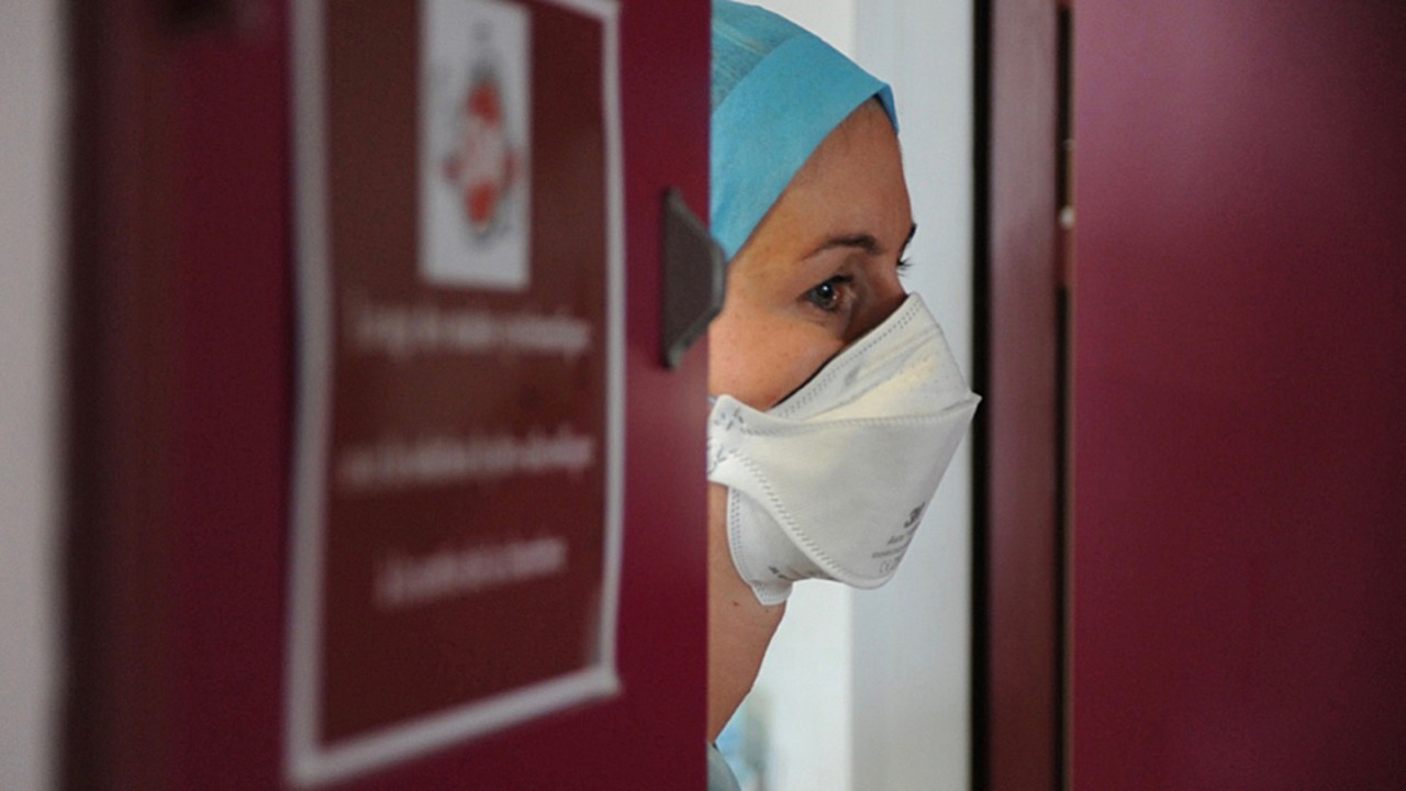 Le projet de décret qui dispose d'une certaine autonomie pour les aides-soignants est sujet à de nombreuses interprétations, le Conseil d'État devra statuer. (Pascal Bachelet/BSIP)