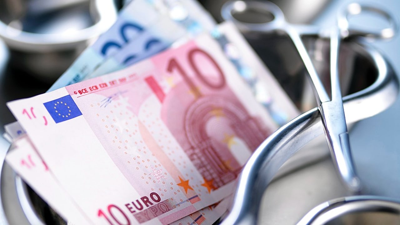 Le non-respect de l'intégralité des engagements contractualisés avec l'ARS peut, s'il n'est pas étayé par l'établissement bénéficiaire de la reprise de dette, amener l'agence à le mettre en demeure et réclamer la restitution totale ou partielle des sommes déjà versées. (SPL/Adam Gault/BSIP)