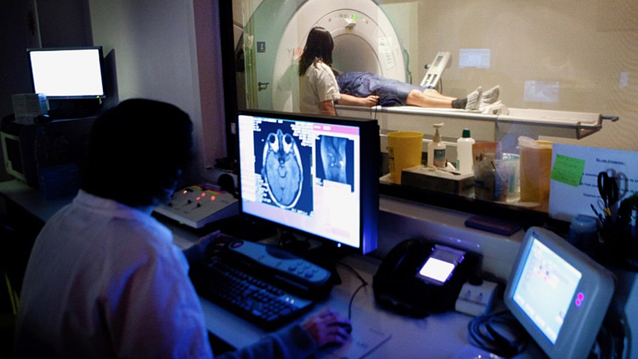 L'amélioration de l'accès à l'offre d'imagerie médicale pour tous les patients atteints de cancer est une condition pour diagnostiquer au plus tôt les cancers de mauvais pronostic, l'un des axes forts de la stratégie décennale. L'État réserve 30 M€ sur 3 ans pour cela. (Amelie Benoist/Image Point FR/BSIP)