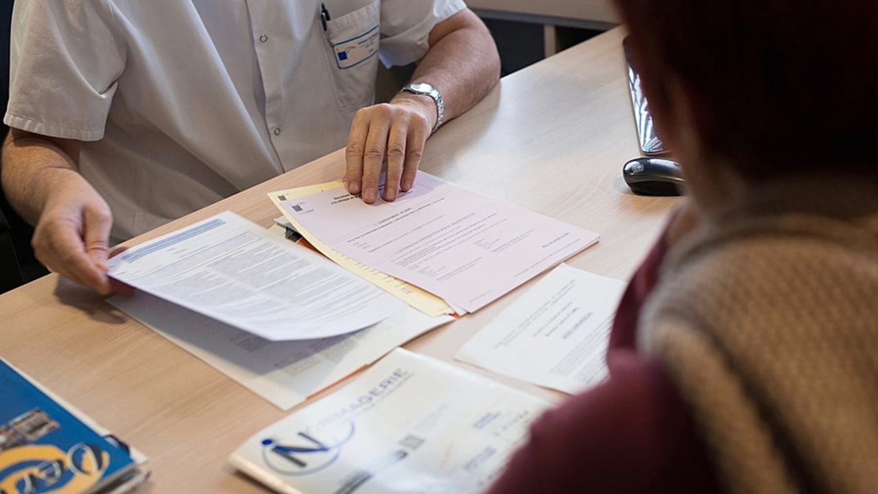 Le recueil du consentement éclairé ne se limite pas à une simple signature d'accord pour le Comité consultatif national d'éthique, qui insiste sur le caractère évolutif. (Aubert/BSIP)