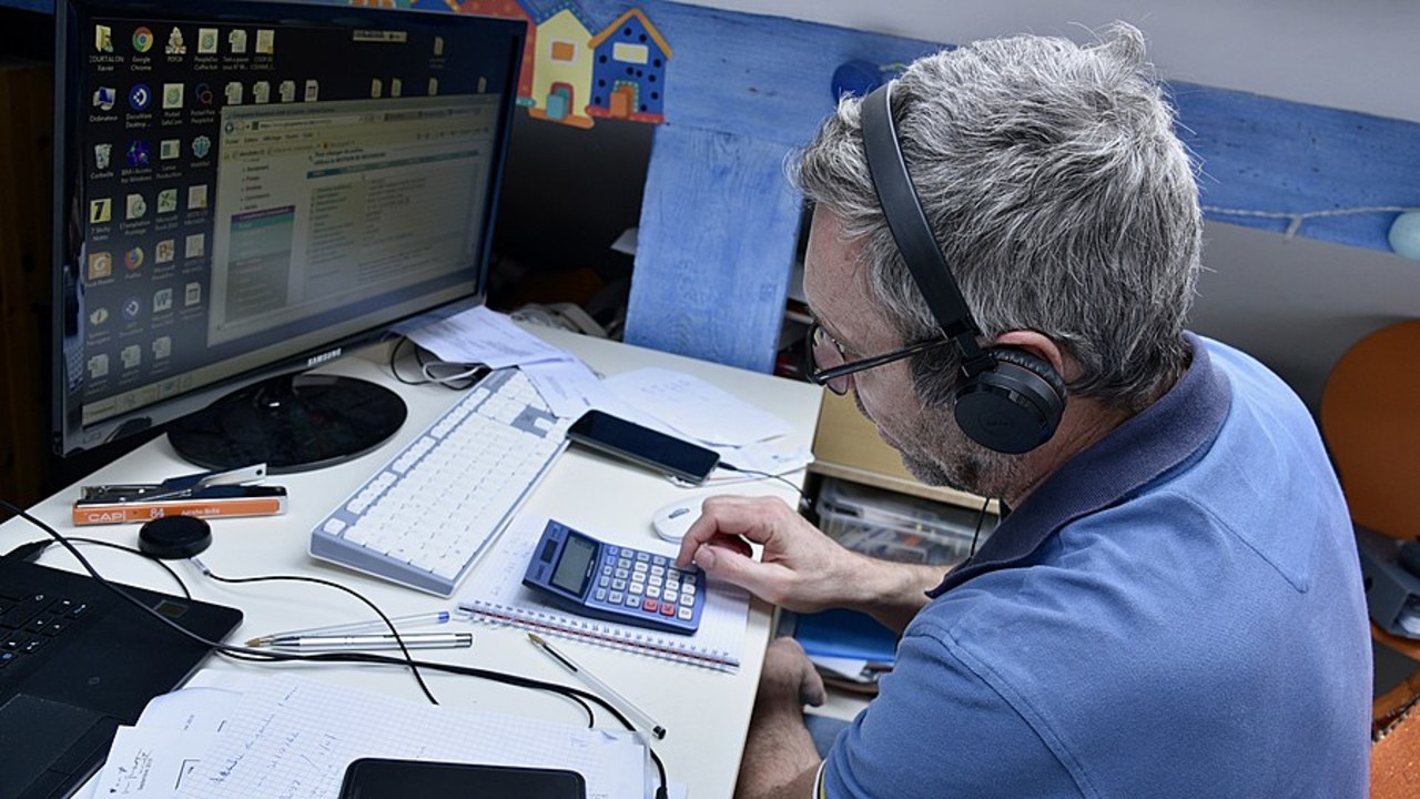 L'accord télétravail fixe un seuil de 3 jours maximum par semaine appréciable sur une base mensuelle et, à compter du 1er septembre prochain, une indemnité forfaitaire de 2,5 € par jour "dans la limite de 220 € annuel. (Tirot/BSIP)