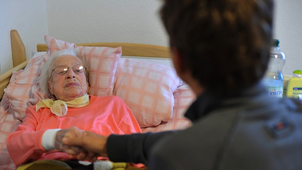 Le premier ouvrage du Cesaad comprend notamment une charte éthique, dédiée à la fois à l'aide et aux soins à domicile. (DPA Picture Alliance/BSIP)