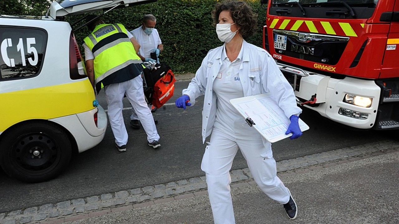 Sur le terrain, l'ensemble des acteurs de l'urgence est mobilisé pour faire face aux difficultés rencontrées par les structures hospitalières. (Pascal Bachelet/BSIP)