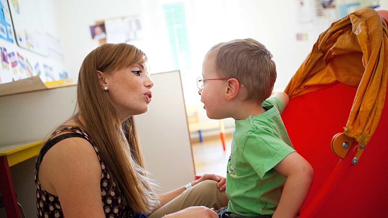 La formation des professionnels du handicap est cruciale pour la qualité des accompagnements. (Amélie Benoist/BSIP)