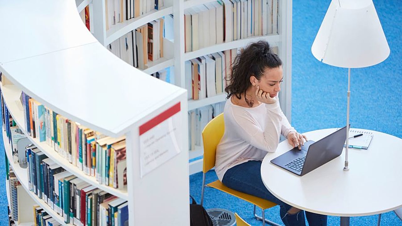 Le coût de la rentrée 2021 s'accroît pour tous les étudiants face à l'augmentation des frais de la vie courante, incluant le transport, le loyer, le matériel de stage ou encore la téléphone et internet. (Image source/BSIP)