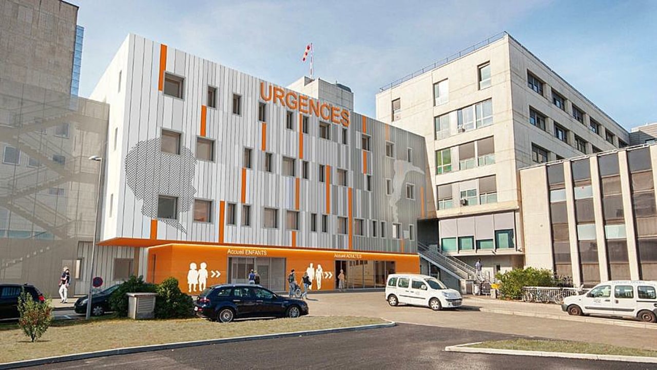 Le parcours extérieur pour les entrées et sorties des urgences a été repensé et sera modifié pendant les quatre phases du chantier. (CHU Dijon)