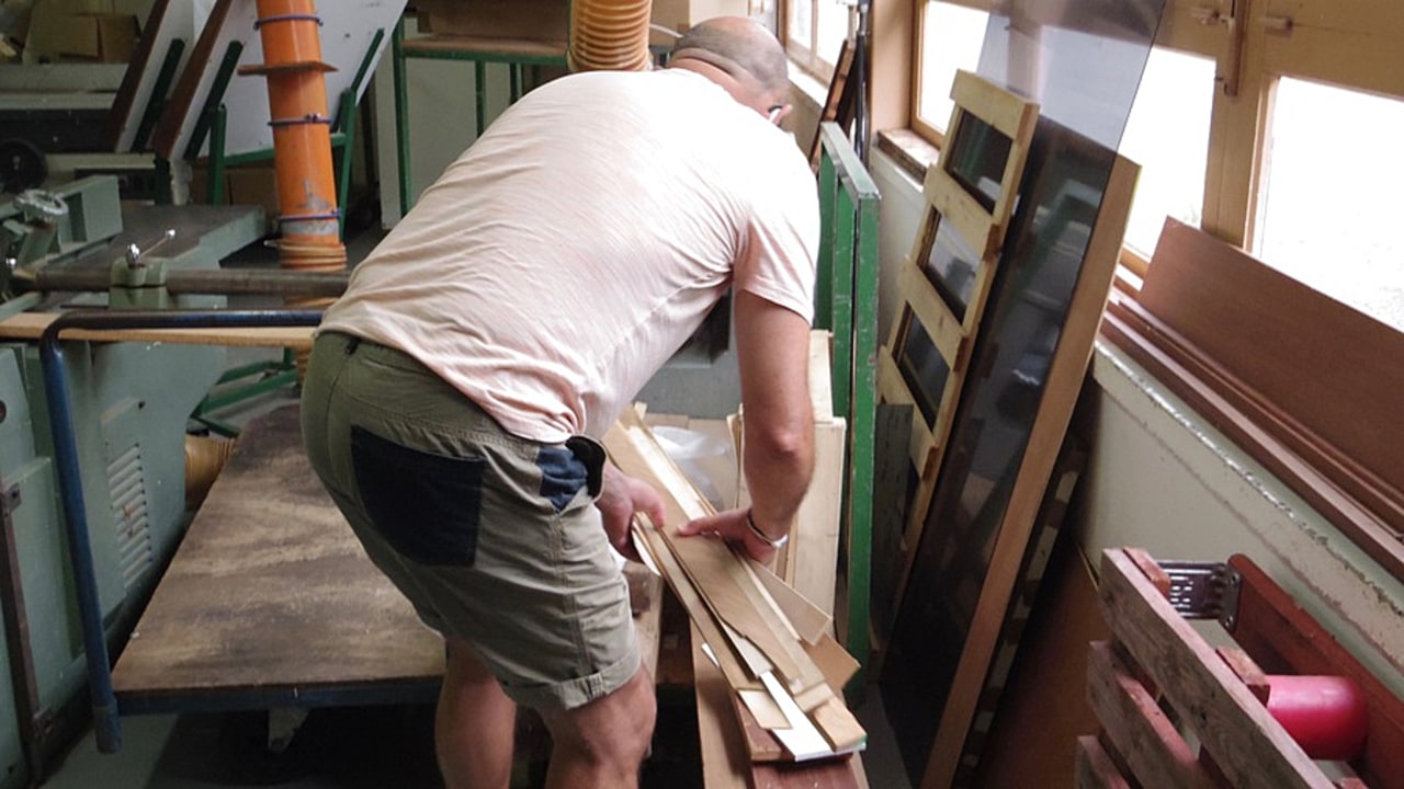 Tout commence par le bois de Pernanbouc, acheminé du Brésil. (Edoxie Allier/Hospimedia)