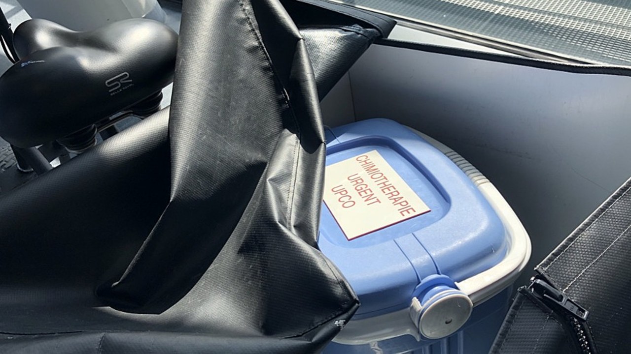 La boîte à l'arrière de la trottinette permet de transporter de nombreux types de colis. (Antoine Goessaert/Hospimedia)