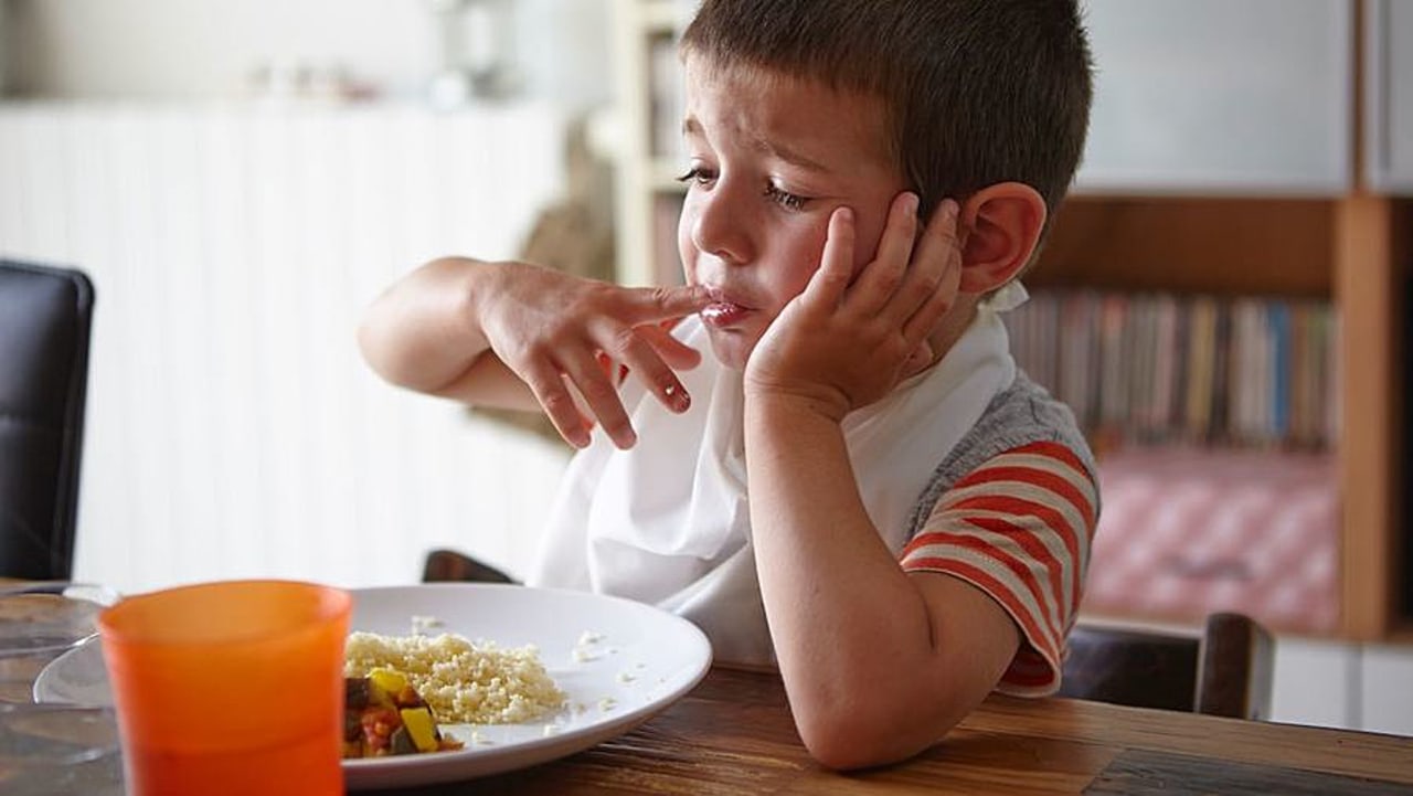 Le moment du repas peut être vécu comme une épreuve par les enfants autistes et ceux qui les accompagnent. (Theobald/BSIP)