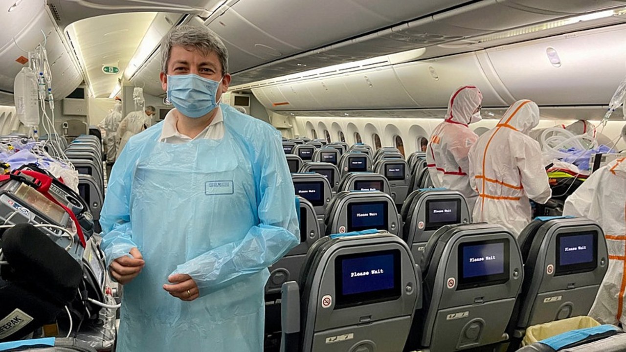 Le Pr Lionel Lamhaut, ici à bord d'un avion d'Air Caraïbes dans le cadre d'une Evasan Hippocampe de patients Covid-19 depuis les Antilles, repart ces 2-3-4 septembre pour un nouveau transfert de 12 malades : un véritable pont aérien qui ne cesse de s'intensifier. (Samu Paris/AP-HP)