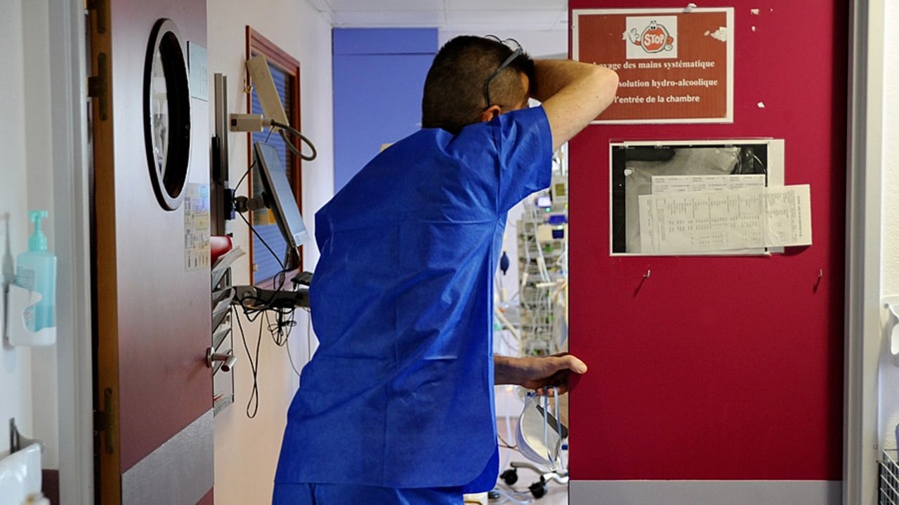 Le 4 septembre, 600 anti-vaccin et/ou anti-pass sanitaire ont manifesté dans l'enceinte du CH de Digne-les-Bains. À Marseille, le nouveau directeur général de l'AP-HM a fait l'objet d'invectives et tags rageux et le CHU d'amalgames douteux avec l'Allemagne nazie... Pour les responsables hospitaliers, la ligne rouge est franchie. (Pascal Bachelet/BSIP).