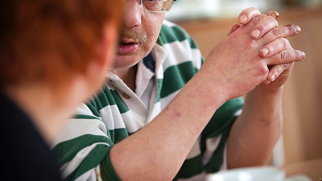 Les équipes de soins psychiatriques intensifs à domicile nécessitent une grande adaptabilité et des compétences multiples pour rendre le patient et sa famille acteurs du soin. (Amélie Benoist/BSIP)