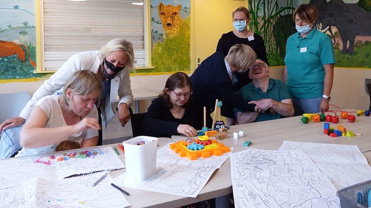 Sophie Cluzel, secrétaire d'État en charge des Personnes handicapées et Sylvie Clerc, vice-présidente du département du Nord, ont échangé avec les professionnels et visité les résidents de la Mas du Quesnoy. (Emmanuelle Deleplace/Hospimedia)  