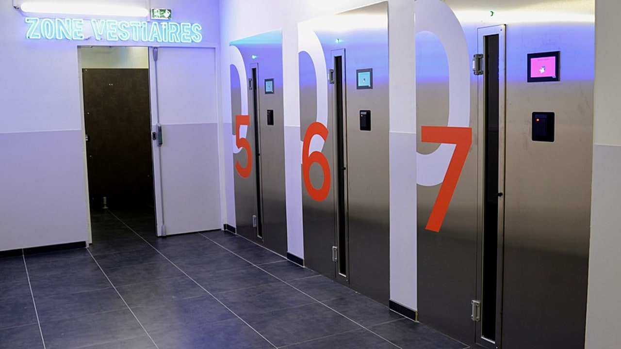 Les sept portes de distribution du vestiaire automatisé de l'hôpital de Villeneuve-Saint-Georges affichent une capacité maximale de 1 701 housses. Chaque agent en compte une attitrée, délivrée en 15 secondes en moyenne. L'espace est uniquement accessible par badge et sécurisé par des caméras. (CH intercommunal de Villeneuve-Saint-Georges)