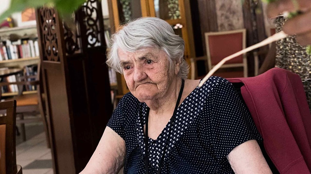 L'association des Petits Frères des pauvres évalue dans son baromètre 2021 le nombre d'âgés en mort sociale autour de 530 000. (Constance Decorde)