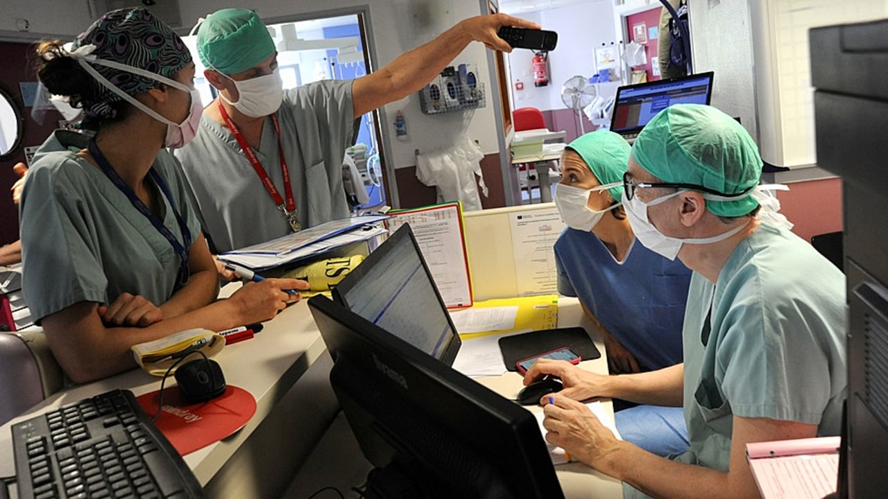 Des coloscopies repoussées retardant la découverte d'un cancer, une chirurgie reportée engendrant une cécité unilatérale... Les déprogrammations massives imposées par le Covid-19 sont un haut risque de contentieux. Reste à savoir si les indemnisations éventuelles reviendront à l'Oniam plutôt qu'aux médecins. (Pascal Bachelet/BSIP).