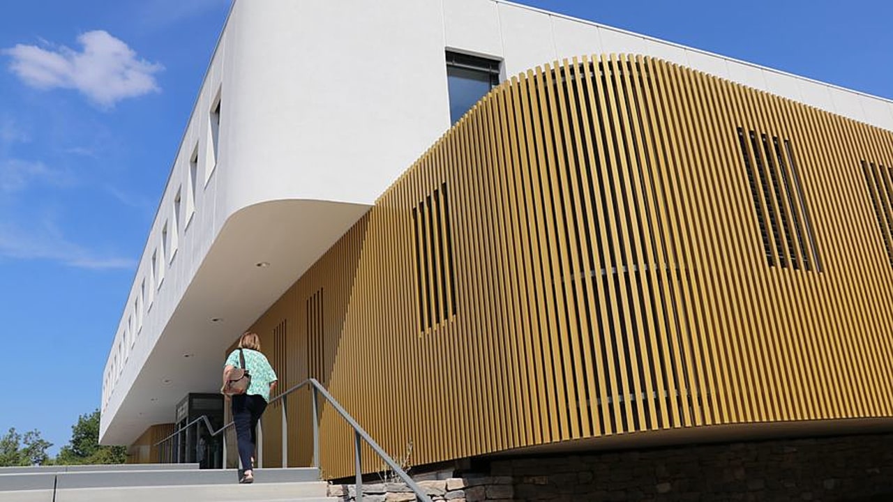 Le nouveau bâtiment abrite au rez-de-chaussée les consultations et au premier étage des espaces dédiés aux soins de support. (ICM)