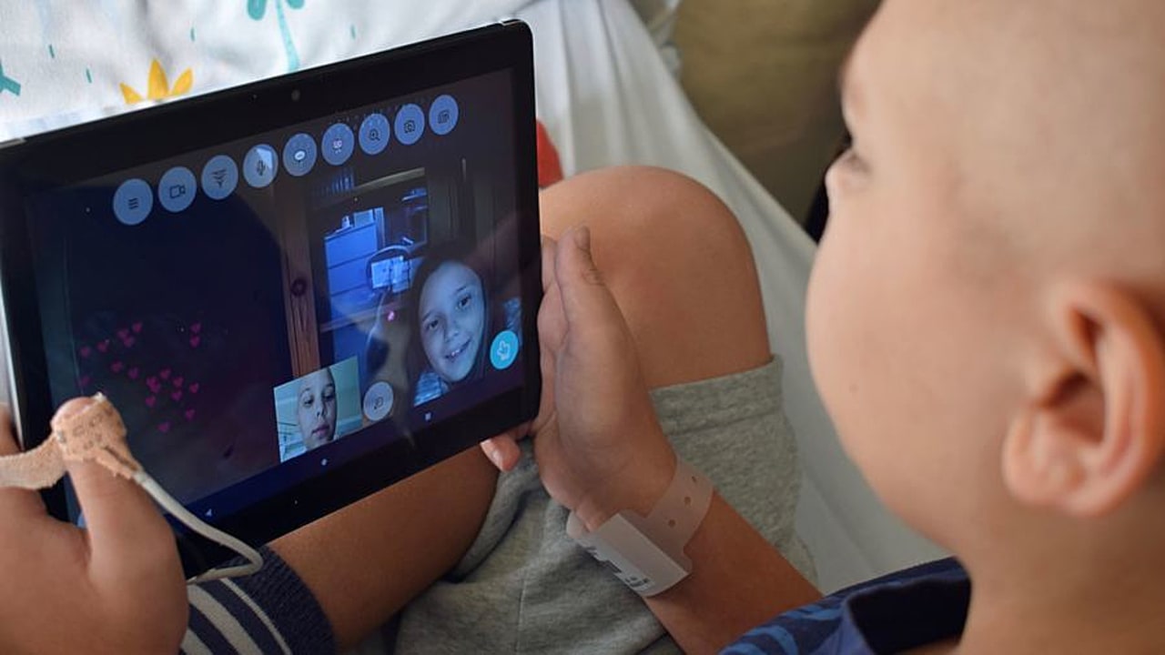 Atteint d'un cancer, Alexis a pu bénéficier de Buddy. Il peut piloter à distance le robot situé à son domicile et interagir avec ses proches. (CHU de Toulouse)