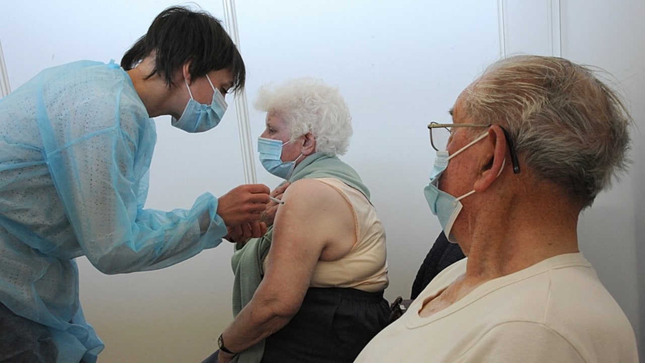 Une co-administration d'une dose contre le Sars-Cov-2 et d'une dose contre la grippe est possible, à condition que la personne concernée se rende avec son vaccin contre la grippe dans le centre de vaccination. (Pascal Bachelet/BSIP)