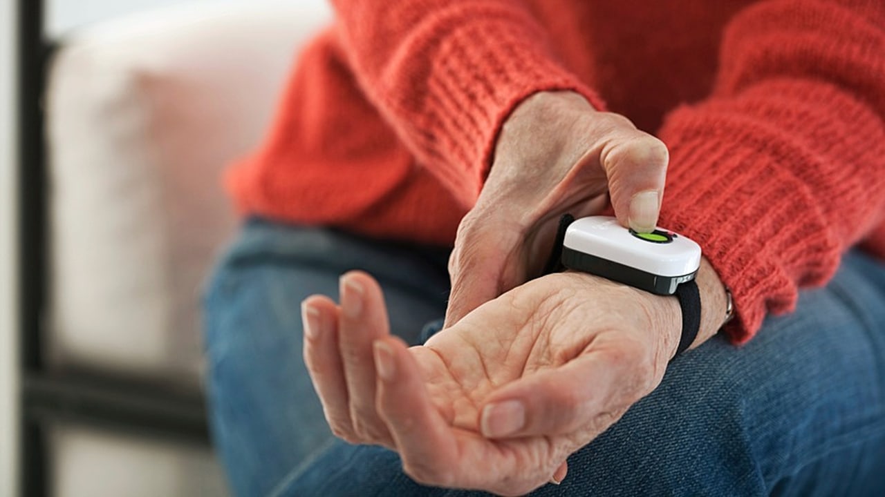 350 000 utilisateurs de services de téléassistance pourraient perdre le bénéfice du crédit d'impôt, estime l'Afrata. (B. Boissonnet/BSIP)