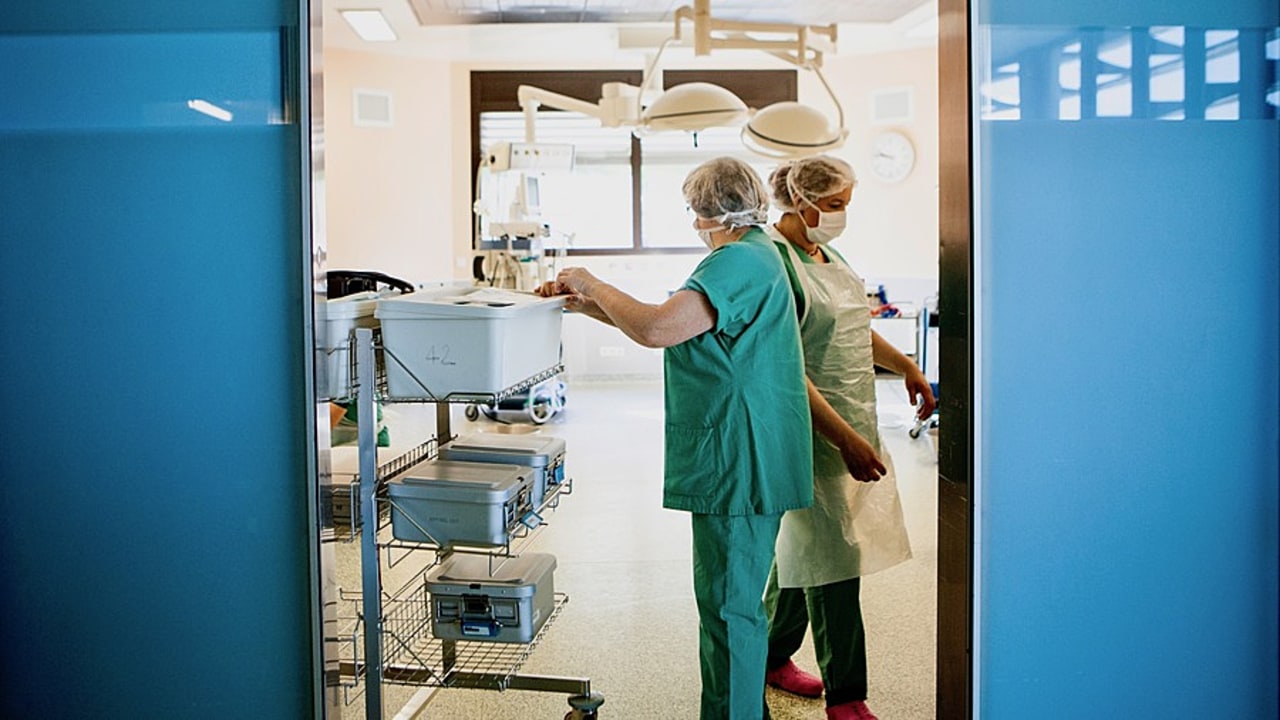 À compter du 1er janvier prochain, les augmentations salariales représenteront chaque mois selon leur ancienneté entre 25 et 85 € net pour les hospitaliers de catégorie C : une revalorisation globalement "insuffisante" pour les syndicats. (Amélie Benoist/BSIP)