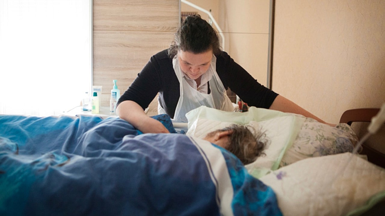 Le bon accompagnement à la fin de vie d'une personne polyhandicapée nécessite de trouver le juste équilibre entre l'intervention de spécialistes et l'écoute des soignants de proximité. (Amélie Benoist/BSIP)