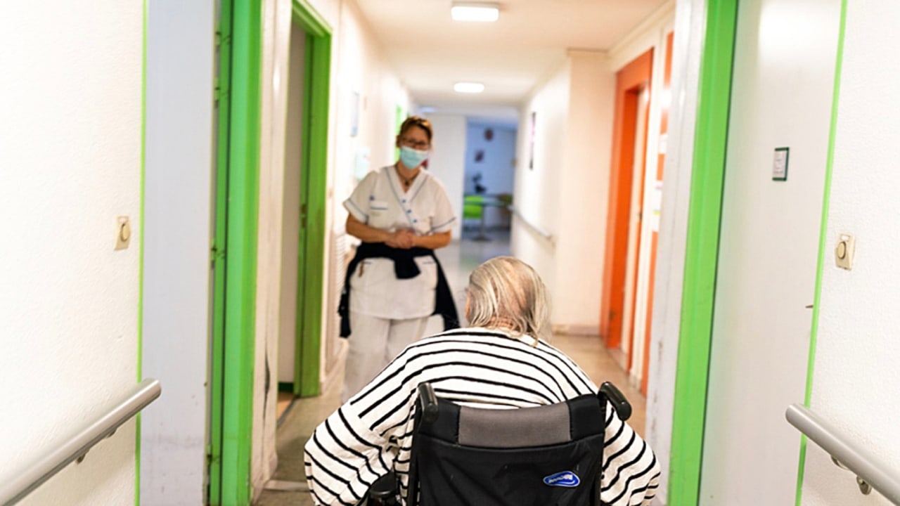 Les professionnels du médico-social s'interrogent sur la pérennité des dispositifs engagés en pleine vague de Covid-19. (Morcillo/BSIP)