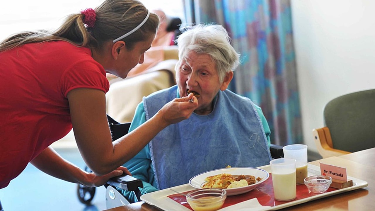 La dégradation rapide de l'état de santé des âgés dénutris impose une surveillance régulière de leur état nutritionnel. (DPA Picture Alliance/BSIP)
