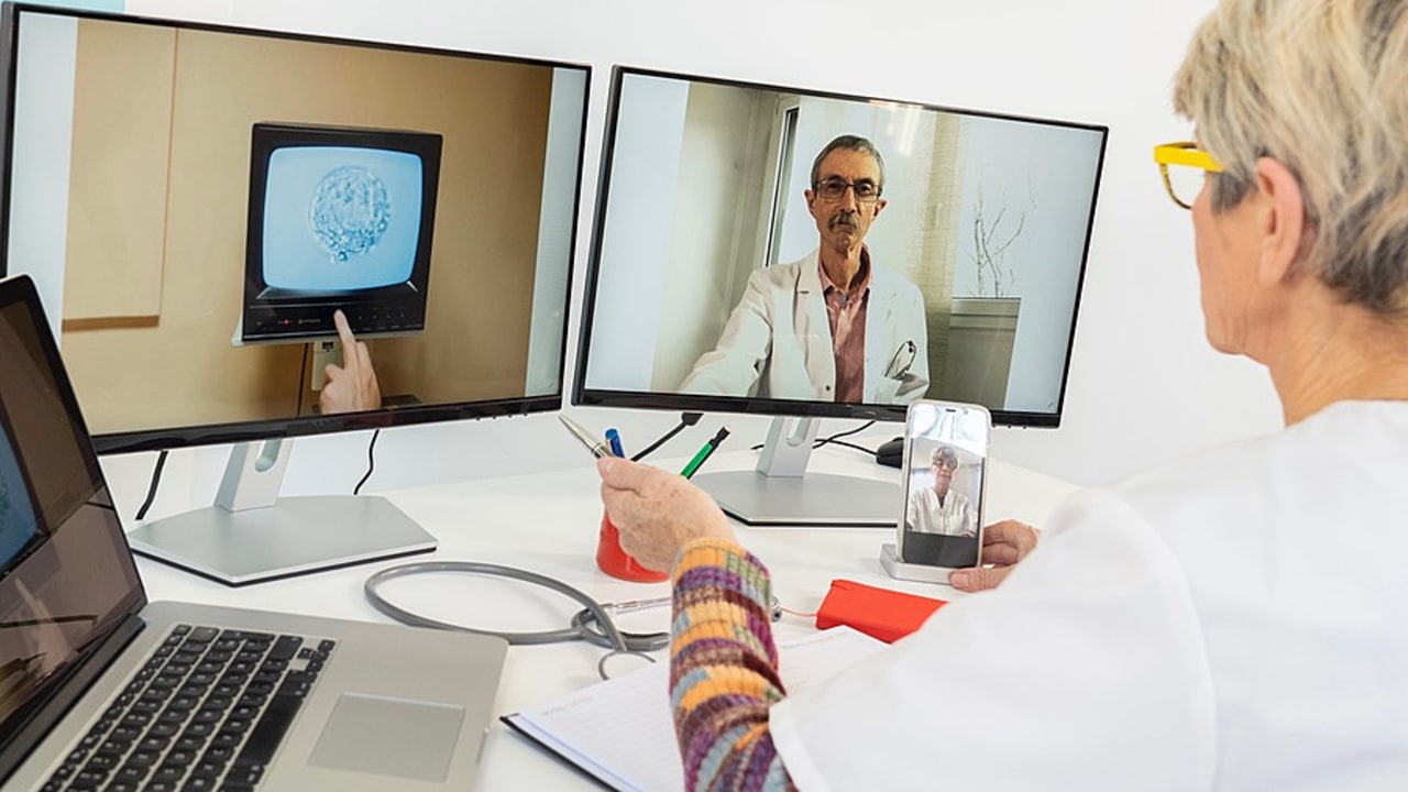 La télésurveillance permet de repenser la prise en charge des patients et peut conduire à créer de nouveaux métiers via des transferts de compétences par exemple. (Collanges/BSIP)