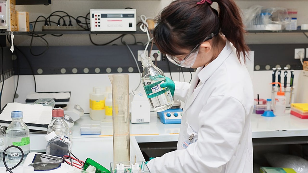 Le temps médian que consacre un HU à la recherche clinique n'est que d'un jour par semaine, et moins d'un jour en cas de recherche fondamentale. Dans le même temps, la médiane soins s'établit à trois jours. Les valences enseignement et management sont quant à elles réduites à portion congrue. (A. Noor/BSIP)